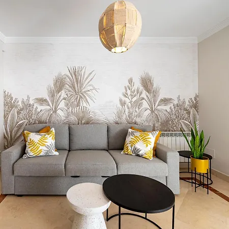 Renovated In 2024 - With Pool And Parking Apartment