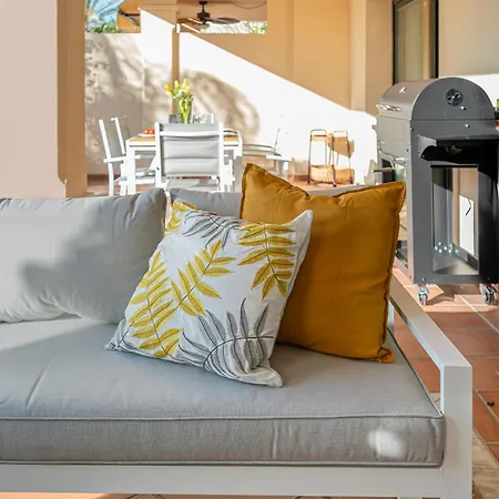 Renovated In 2024 - With Pool And Parking Apartment