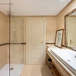 Renovated In 2024 - With Pool And Parking Διαμέρισμα *