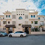 Renovated In 2024 - With Pool And Parking Διαμέρισμα